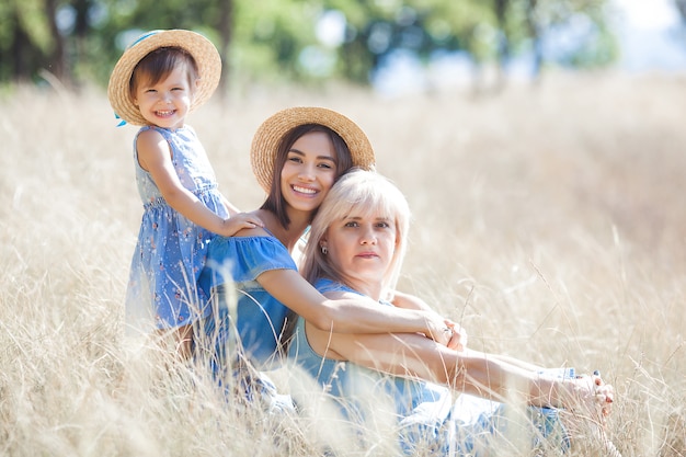 Famiglia che si siede sull'erba all'aperto