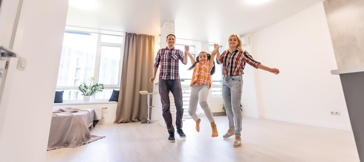 famiglia che si trasferisce nella nuova casa