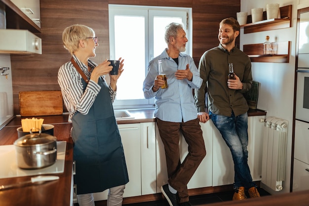 Famiglia che socializza insieme a casa