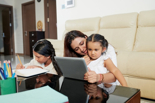 Famiglia che trascorre del tempo a casa