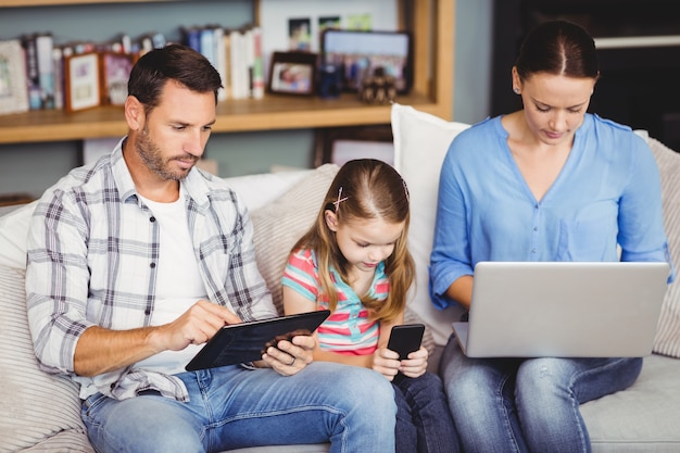 Famiglia che utilizza tecnologie moderne