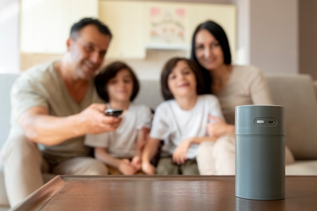 Famiglia che utilizza un altoparlante intelligente a casa