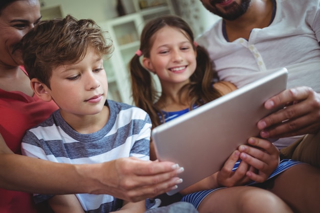 Famiglia che utilizza una tavoletta digitale