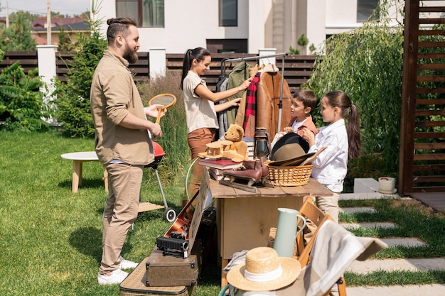 Famiglia che vende roba prima di trasferirsi