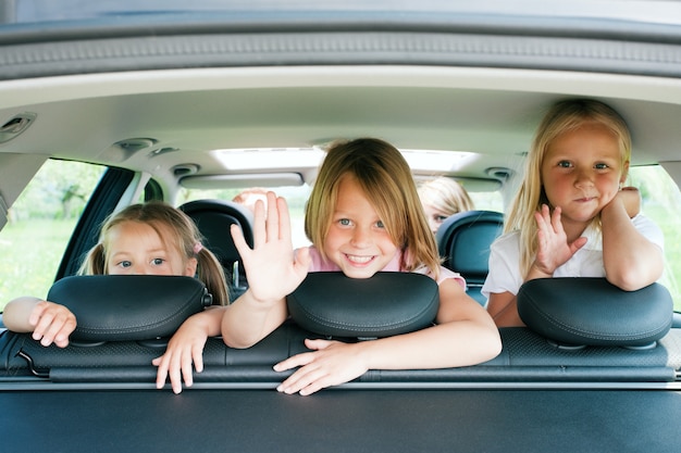 Famiglia che viaggia in auto