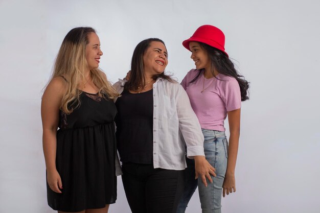 Famiglia composta da 3 donne un adolescente un adulto e un anziano in foto in studio