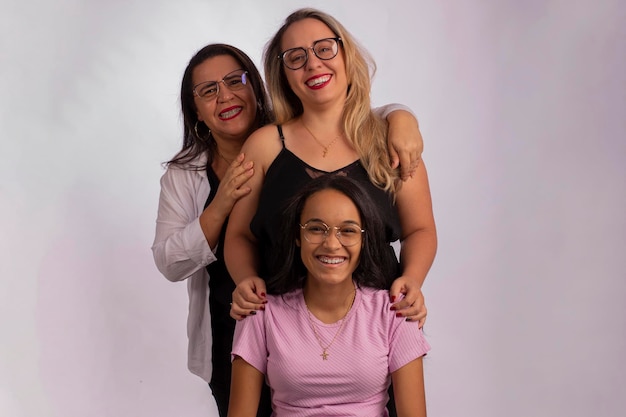 Famiglia composta da 3 donne un adolescente un adulto e un anziano in foto in studio