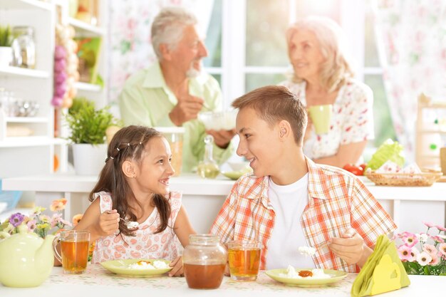 Famiglia con bambini che fanno colazione