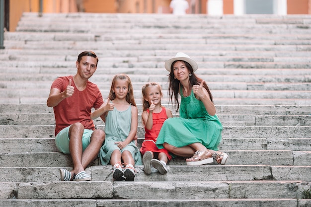 Famiglia con bambini in vacanza in Europa, Italia, Roma