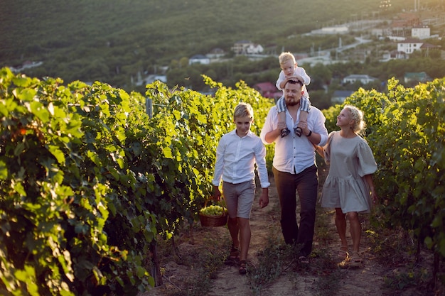 Famiglia con bambini in vigna