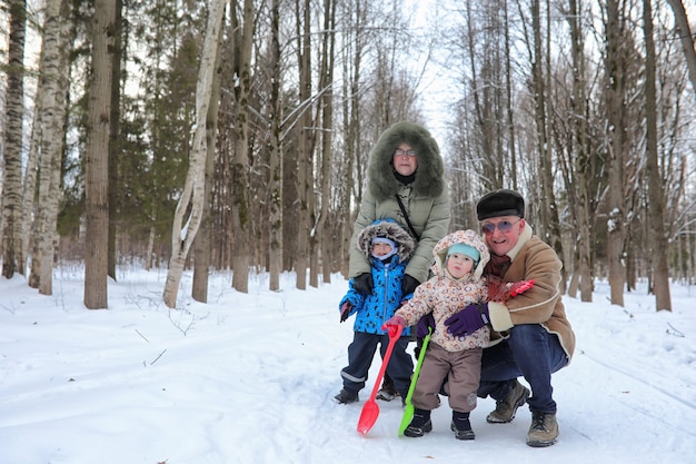 Famiglia con bambini nel parco invernale nel fine settimana innevato