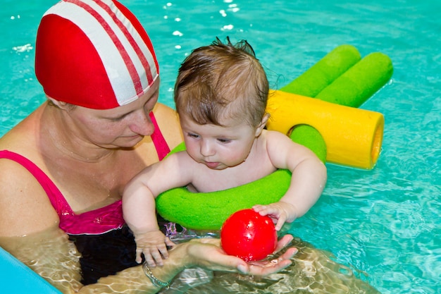 famiglia con bambino in piscina