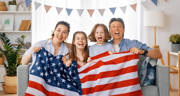 Famiglia con bandiera americana