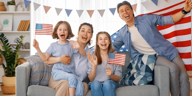 Famiglia con bandiera americana