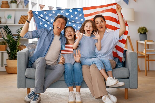 Famiglia con bandiera americana