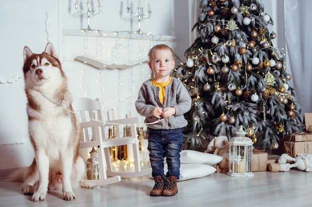 Famiglia con cane in un interno.