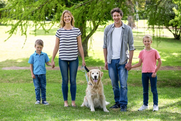 Famiglia con cane nel parco