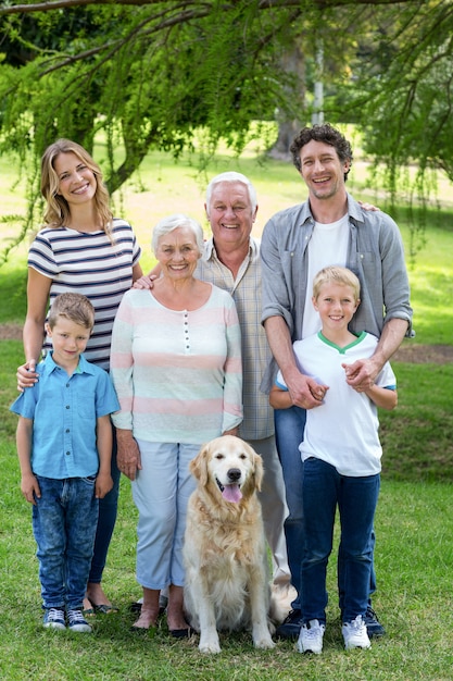 Famiglia con cane nel parco