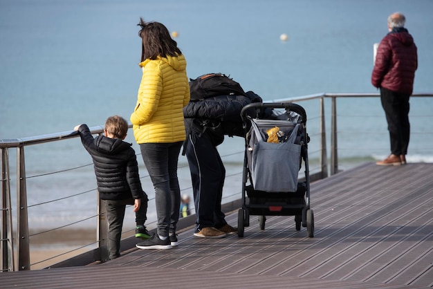 Famiglia con carrozzina, guardando il mare