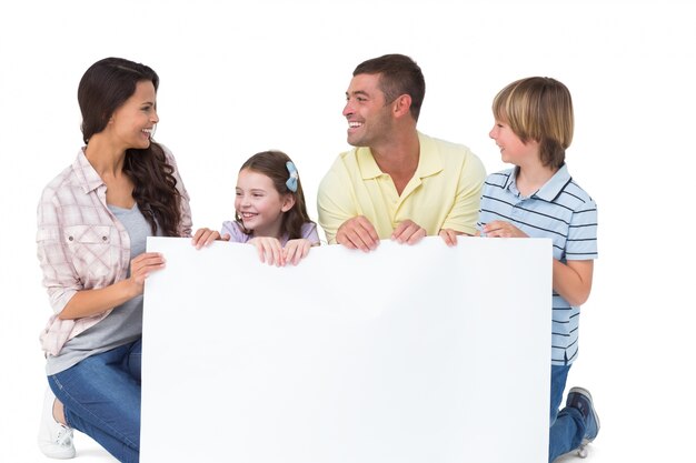 Famiglia con cartellone su sfondo bianco