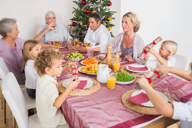 Famiglia con cena di Natale