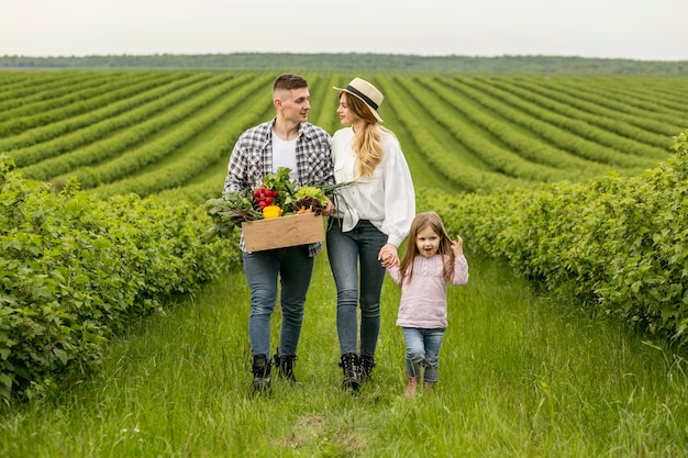 Famiglia con cesto di verdure