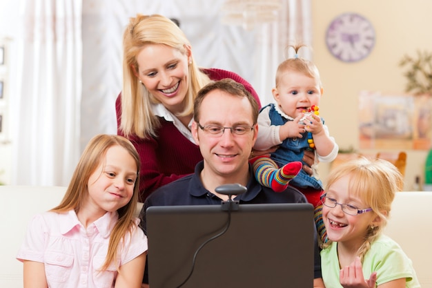 Famiglia con computer con videoconferenza