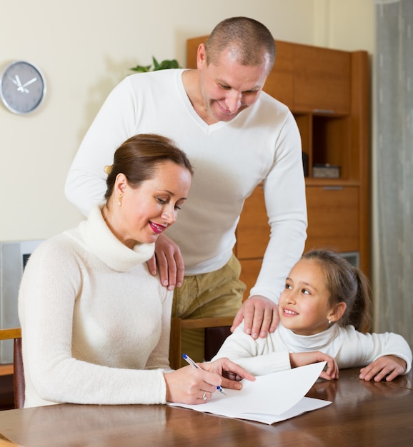 Famiglia con documenti