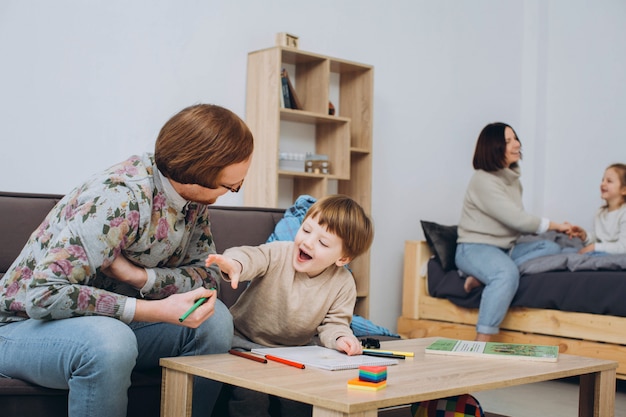 Famiglia con due bambini che si divertono insieme a casa