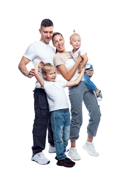 Famiglia con due bambini piccoli giovane madre padre figlio e figlia si abbracciano e ridono amore e tenerezza isolati su sfondo bianco verticale a tutta altezza