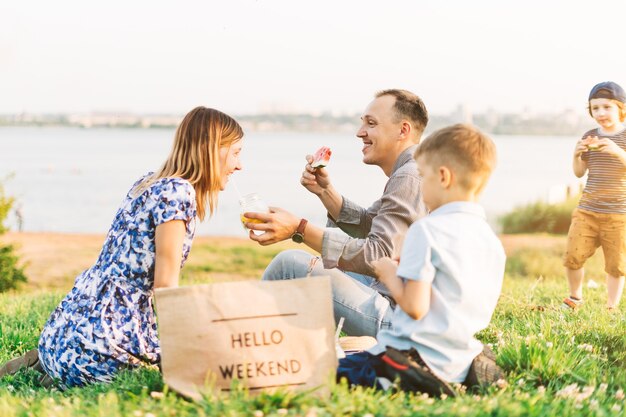 Famiglia con due bambini picnic estivo nella natura