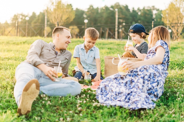 Famiglia con due bambini picnic estivo nella natura