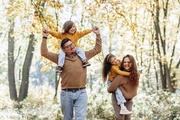 Famiglia con due figlie che si divertono nel parco