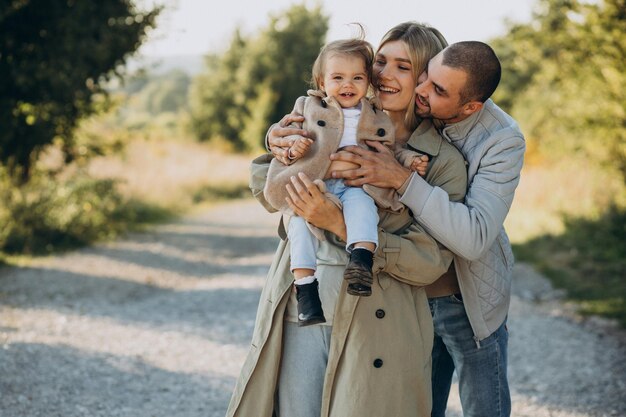 Famiglia con figlia piccola che trascorre del tempo insieme in un campo soleggiato