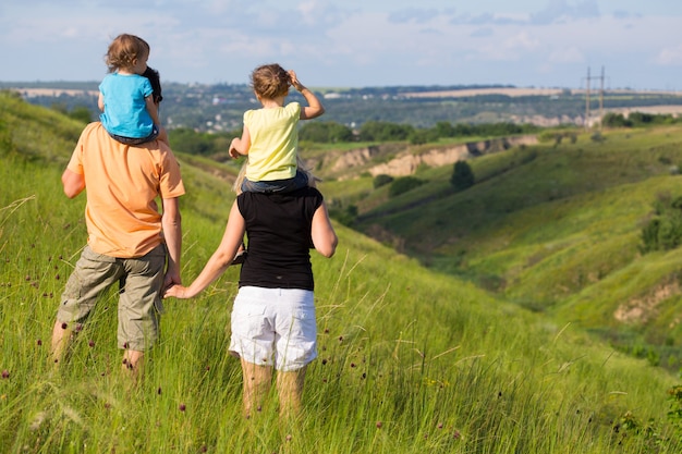 Famiglia con figlie all'aperto