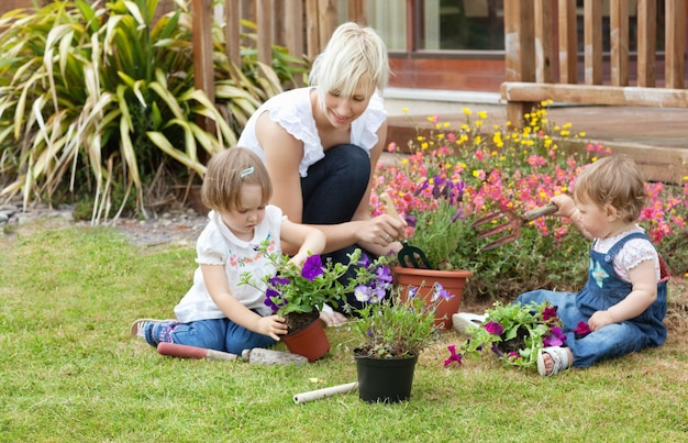 Famiglia con fiori colorati