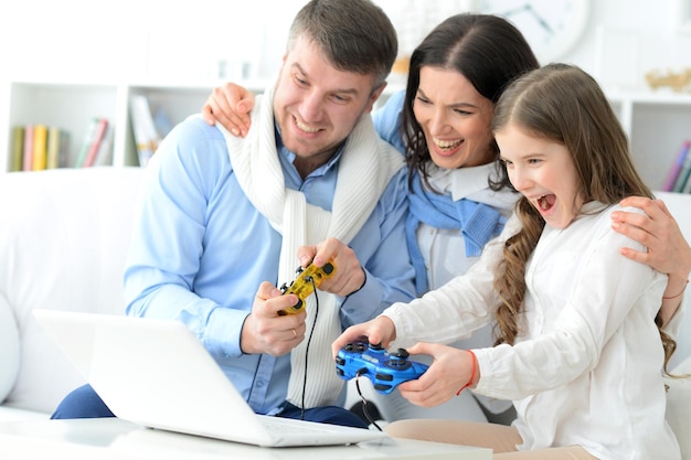 Famiglia con la figlia che gioca a un gioco per computer