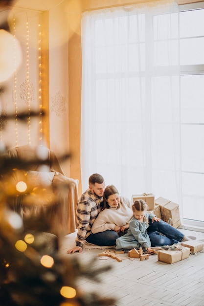 Famiglia con la piccola figlia insieme a Natale