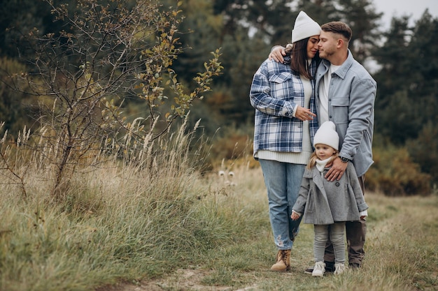 Famiglia con la piccola figlia insieme nel tempo autunnale divertendosi