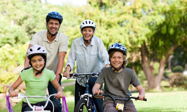 Famiglia con le loro biciclette