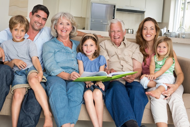 Famiglia con libro di fiabe a casa