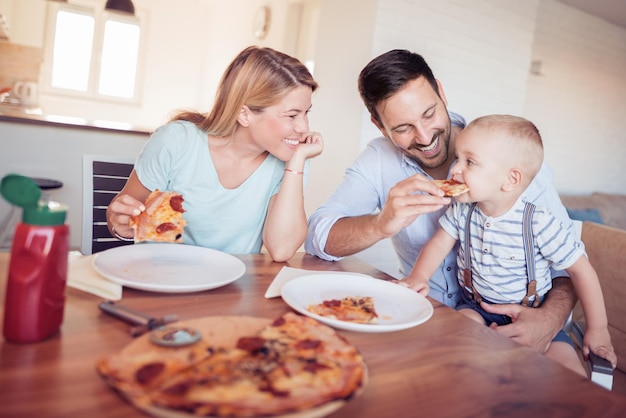 Famiglia con pizza in cucina