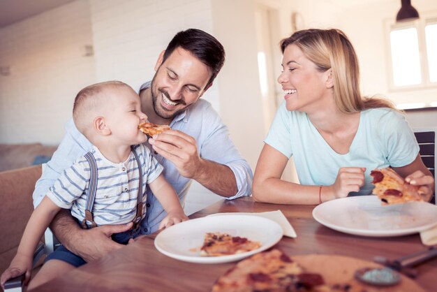 Famiglia con pizza in cucina