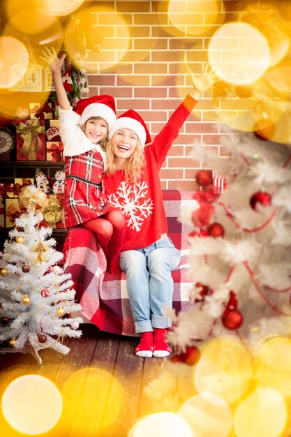 Famiglia con regalo di Natale. Madre e figlio si divertono insieme