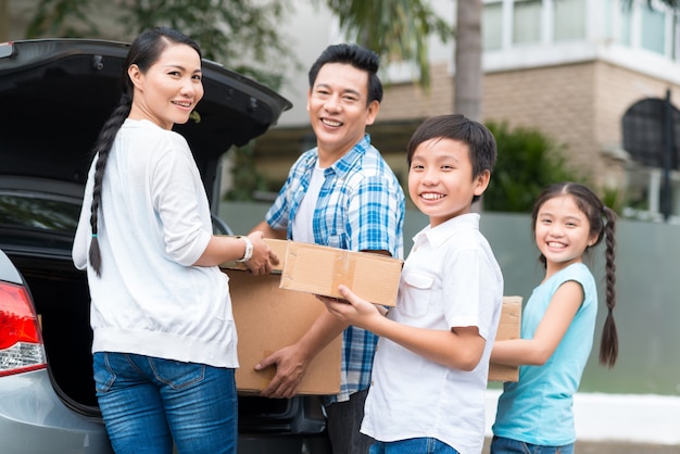 Famiglia con scatole di cartone