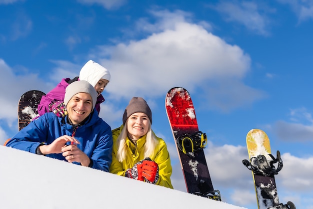 famiglia con snowboard al resort invernale