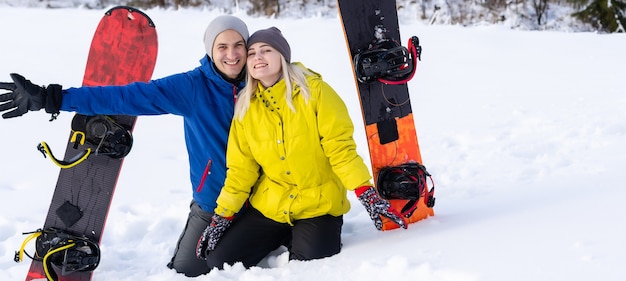 famiglia con snowboard al resort invernale