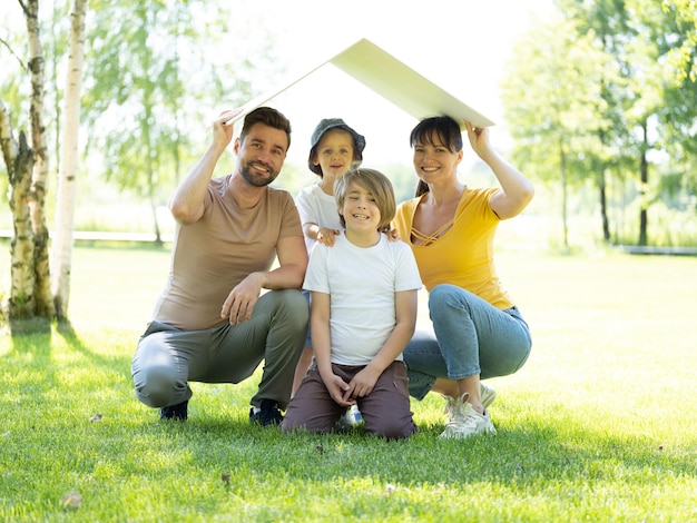 Famiglia con tetto sopra la testa