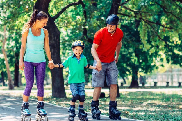 Famiglia con un bambino che pattina a rotelle