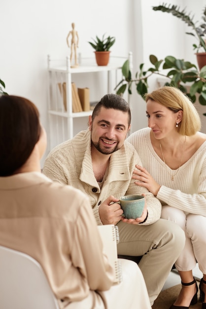 Famiglia con un bambino presso uno psicoterapeuta alla reception